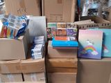 une pile de boîtes sur une palette dans un entrepôt