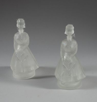 une paire de figurines en verre dépoli représentant une femme et un homme
