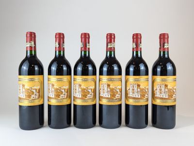 six bouteilles de vin rouge alignées