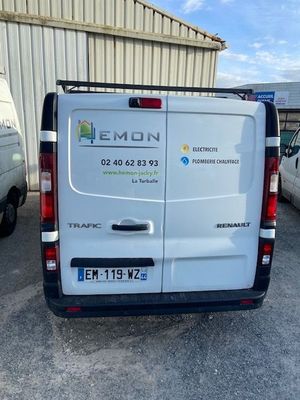 une camionnette blanche garée dans un parking