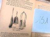 un livre ouvert sur lequel figure un dessin représentant des outils