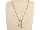 gros plan d'un torse de mannequin portant un collier