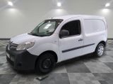 la photo d'une camionnette blanche sur un sol en damier