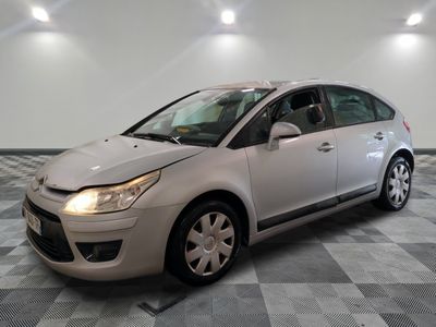 la photo d'une voiture argentée garée dans un garage