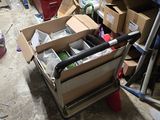 un chariot rempli de cartons et d'autres objets dans un garage