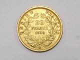 une image représentant une pièce d'or ornée d'une couronne de feuilles