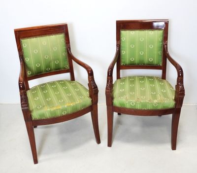 PAIRE DE FAUTEUILS en acajou mouluré et sculpté.