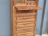 une armoire en bois avec un plateau en marbre, posée sur un chariot