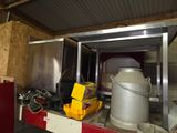 une photo d'un camion dont la benne est remplie d'objets