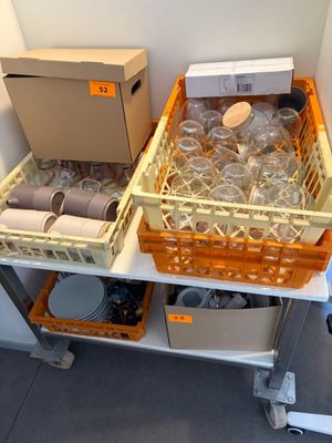 deux paniers remplis de verres à vin vides posés sur un chariot