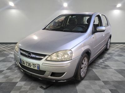la photo d'une voiture argentée garée dans un garage