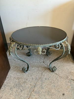 une petite table au plateau noir posée à même le sol
