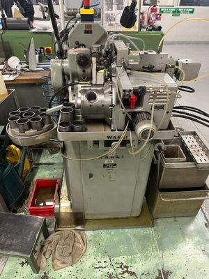 une machine posée sur une table dans une pièce