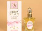 gros plan d'un flacon de parfum à côté d'une boîte