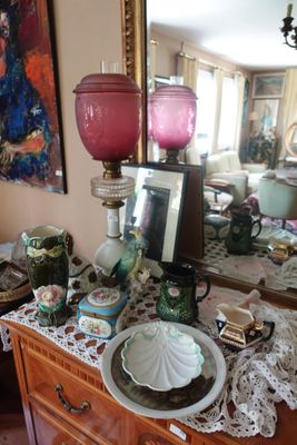 une commode avec un miroir et beaucoup de vaisselle dessus