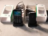 trois téléphones portables posés côte à côte sur une table