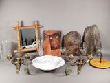 un grand nombre d'objets posés sur une table