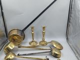 beaucoup de cuillères en or et de cuillères-cuillères dans une boîte