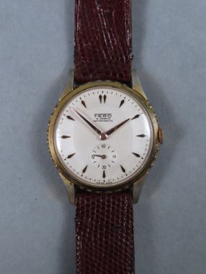 Gros plan sur une montre-bracelet à cadran blanc