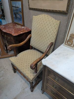 une chaise placée à côté d'un miroir