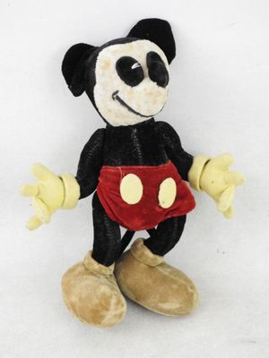 peluche Mickey Mouse portant un t-shirt rouge et noir et des chaussures marron