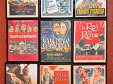 de nombreuses affiches de cinéma accrochées au mur d'une pièce