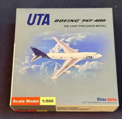 une image représentant une maquette d'avion volant dans le ciel