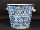 jardinière bleue et blanche avec des anses sur fond noir