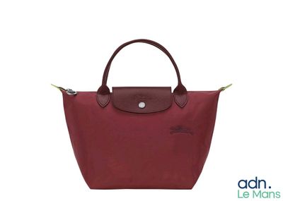 un sac Longchamp rouge avec une poignée marron