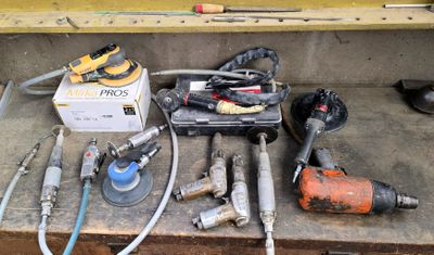tout un tas d'outils posés sur une table