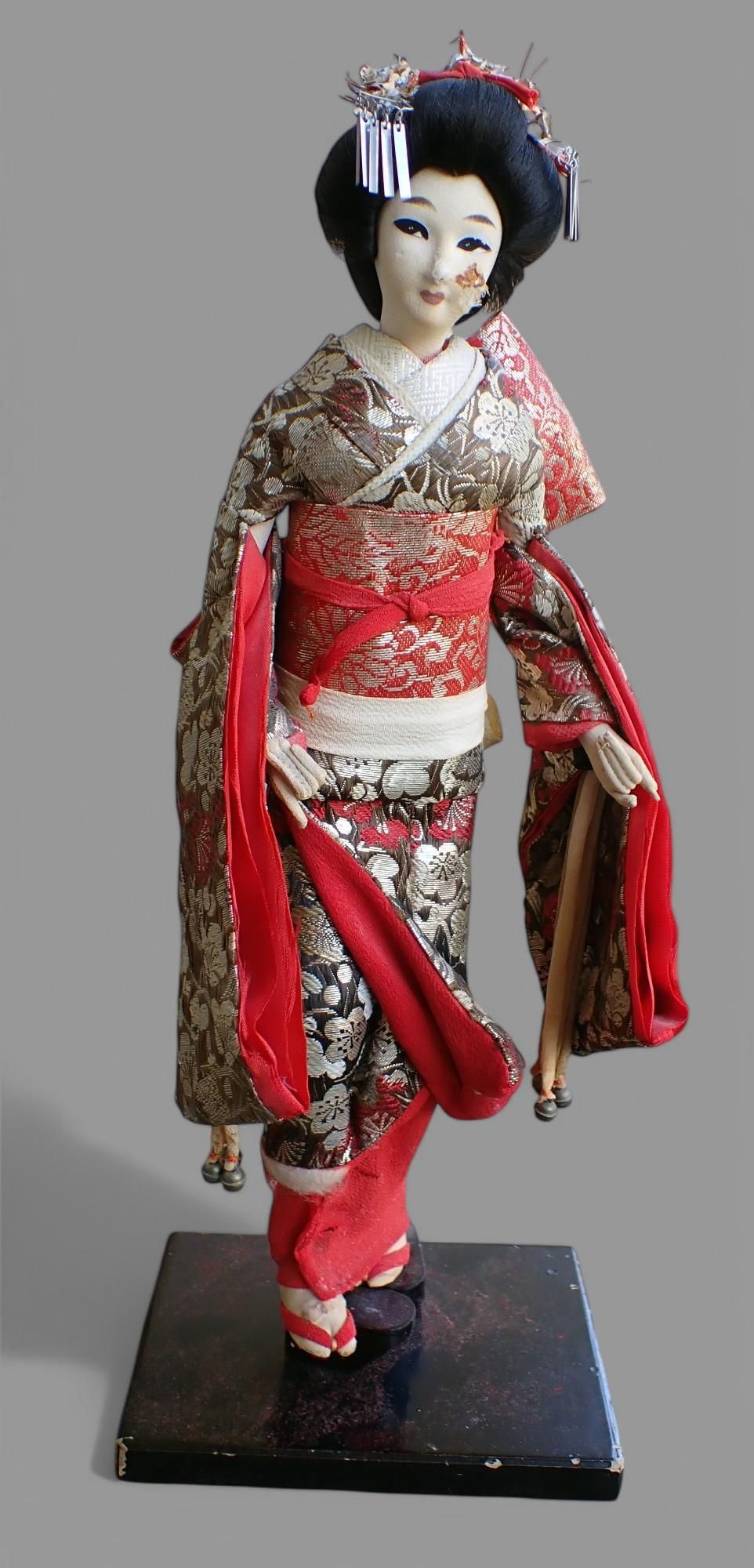 Japon : poupée geisha habillée d'un kimono à décor de fleurs de cerisier, H : 41 cm environ. Petits accidents.