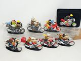 de nombreuses figurines représentant des personnes à moto, posées sur une table