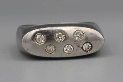 un gros plan d'une bague sertie de diamants