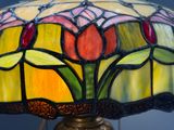 une lampe surmontée d'un abat-jour en vitrail