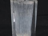 un vase en verre transparent contenant un peu d'eau