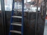 une échelle posée devant une fenêtre