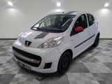 la photo d'une petite voiture blanche garée dans un garage