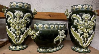 trois vases verts posés les uns à côté des autres sur une étagère