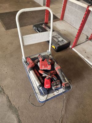un diable chargé d'outils dans un garage