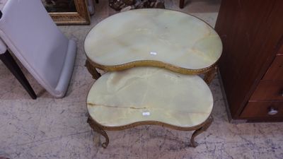 deux tables placées l'une à côté de l'autre sur le sol