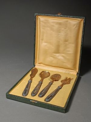 SERVICE a désert comprenat une cuillière, une fourchettes, u…