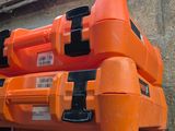 trois valises orange empilées les unes sur les autres