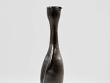 une image d'un vase noir sur fond blanc