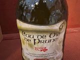 une bouteille de vin posée sur une table