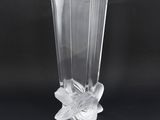 un vase en verre transparent orné d'une fleur