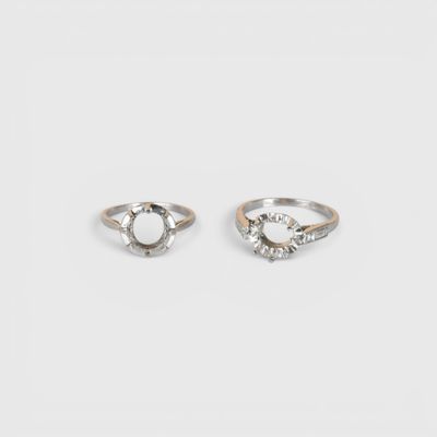 une paire de bagues en argent serties de diamants sur fond blanc