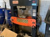 une machine qui se trouve dans une pièce avec d'autres objets