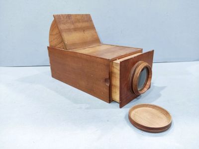 Caméra obscura en bois et verre. - Photo 1