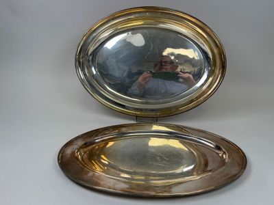 un plateau en argent sur lequel se trouve un miroir et une personne en train de prendre une photo