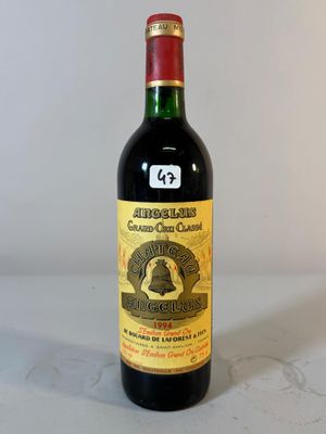 une vieille bouteille de vin posée sur une table blanche